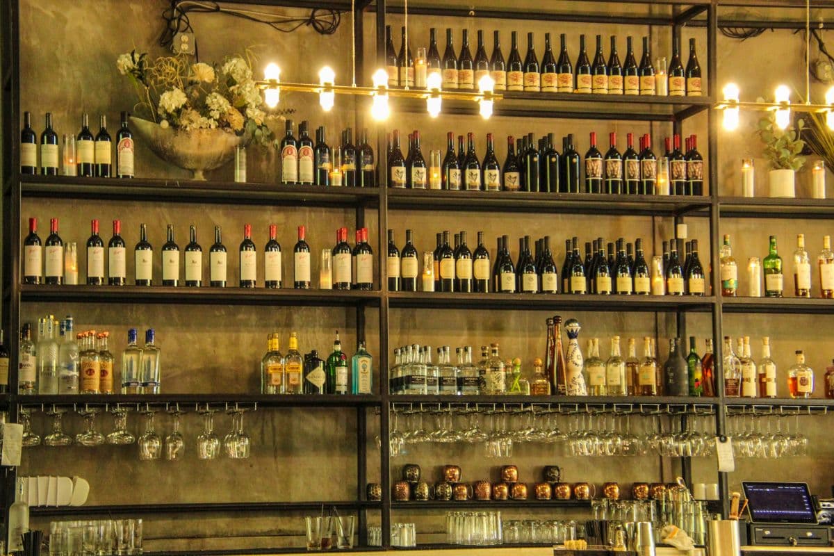 Prateleira de bar com garrafas de bebida enfileiradas
