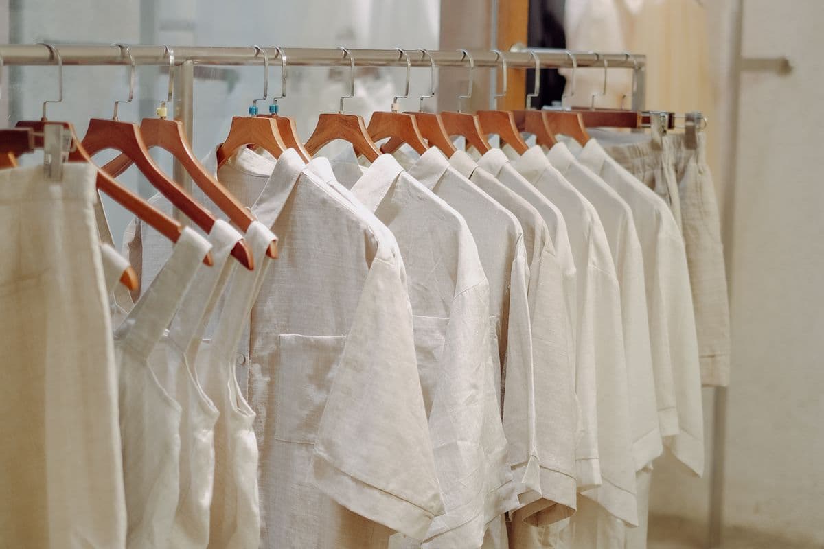Arara de roupas em uma loja, com peças da mesma grade lado a lado